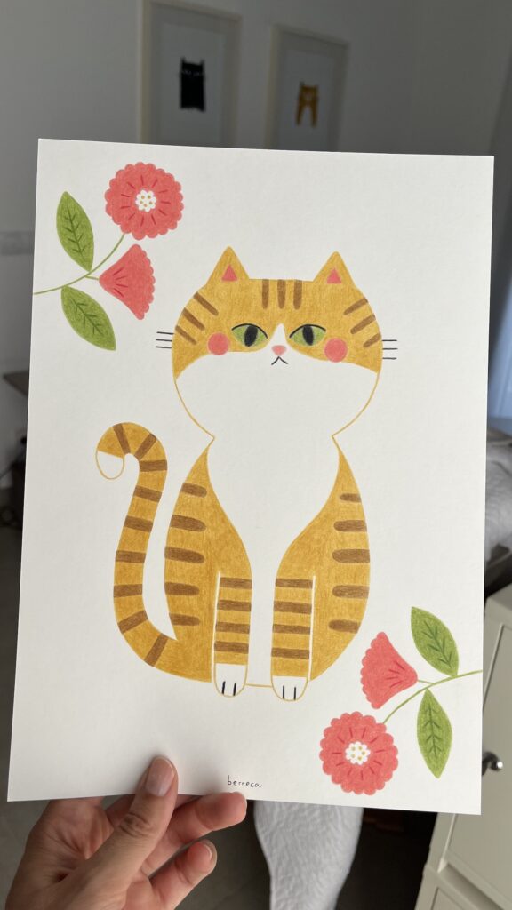 Retrato original a lápices de colores de Peter, gato naranja, con flores rojas